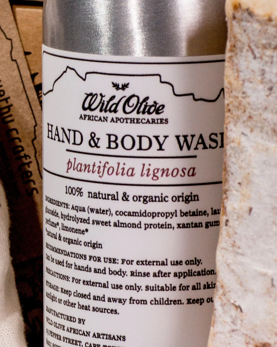 Dos d’un flacon de gel lavant mains et corps : mention « 100% natural & organic origin » et liste des ingrédients imprimée