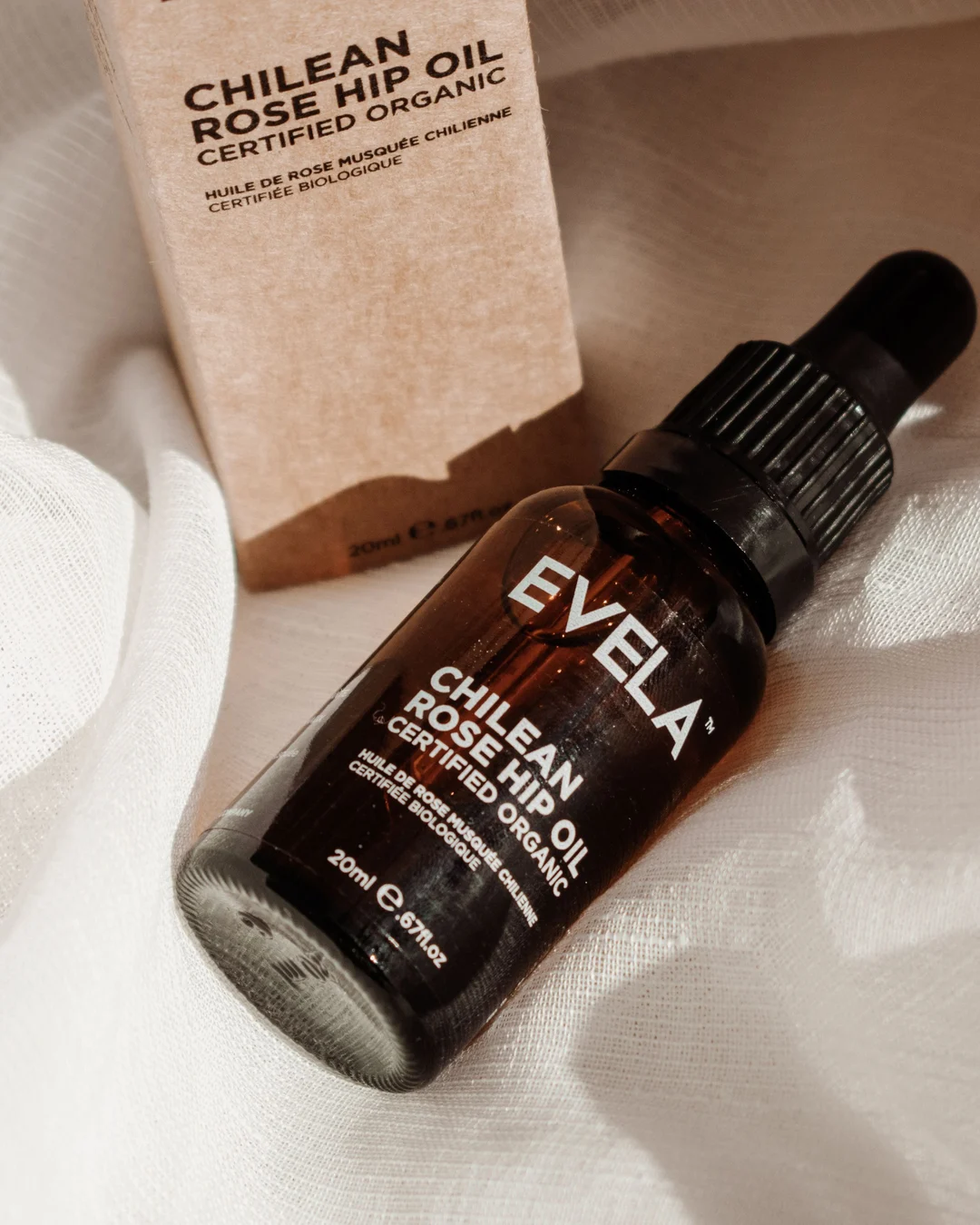 Flacon compte-gouttes d’huile de rose musquée et sa boîte en carton, mentions « Certified organic », « certifiée biologique » et « 20 ml ℮ » imprimées