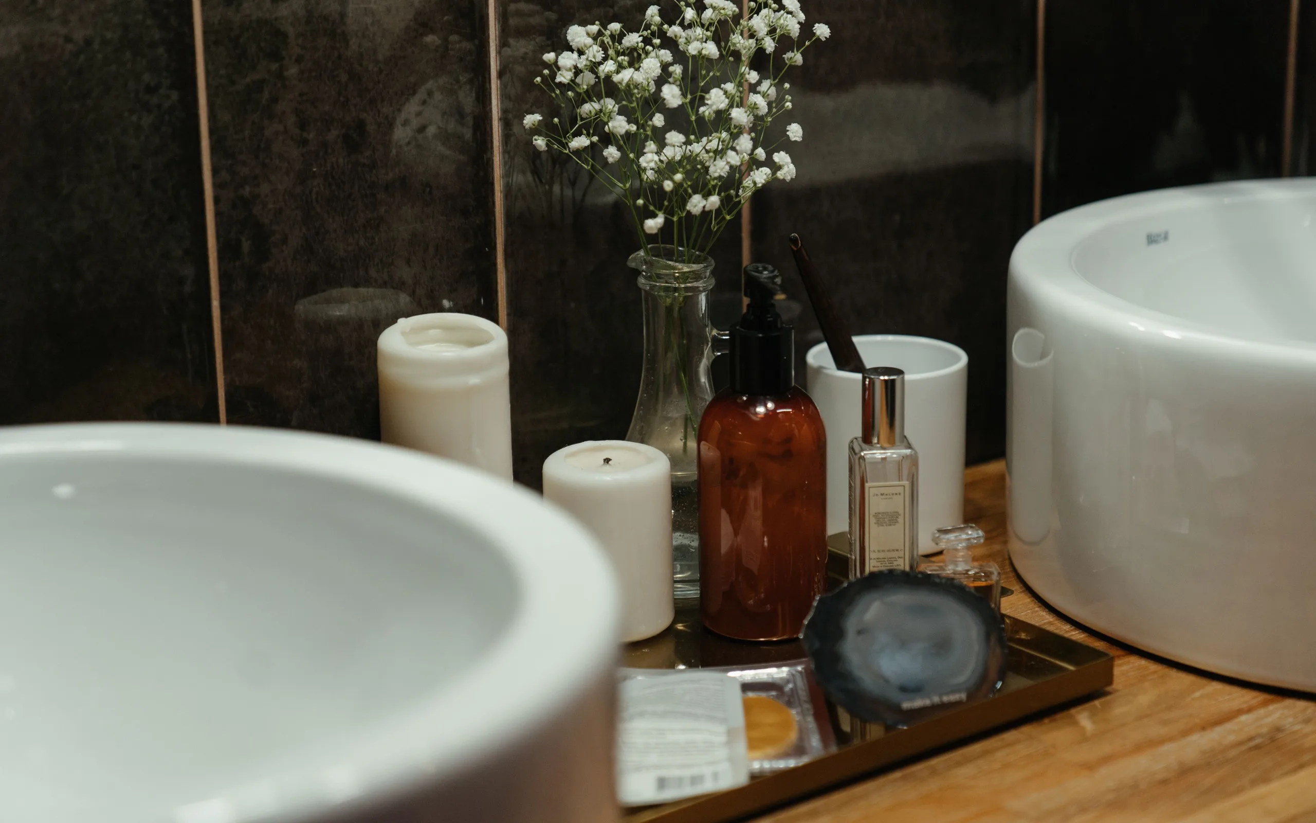 Flacons de soins naturels dans une salle de bain lumineuse