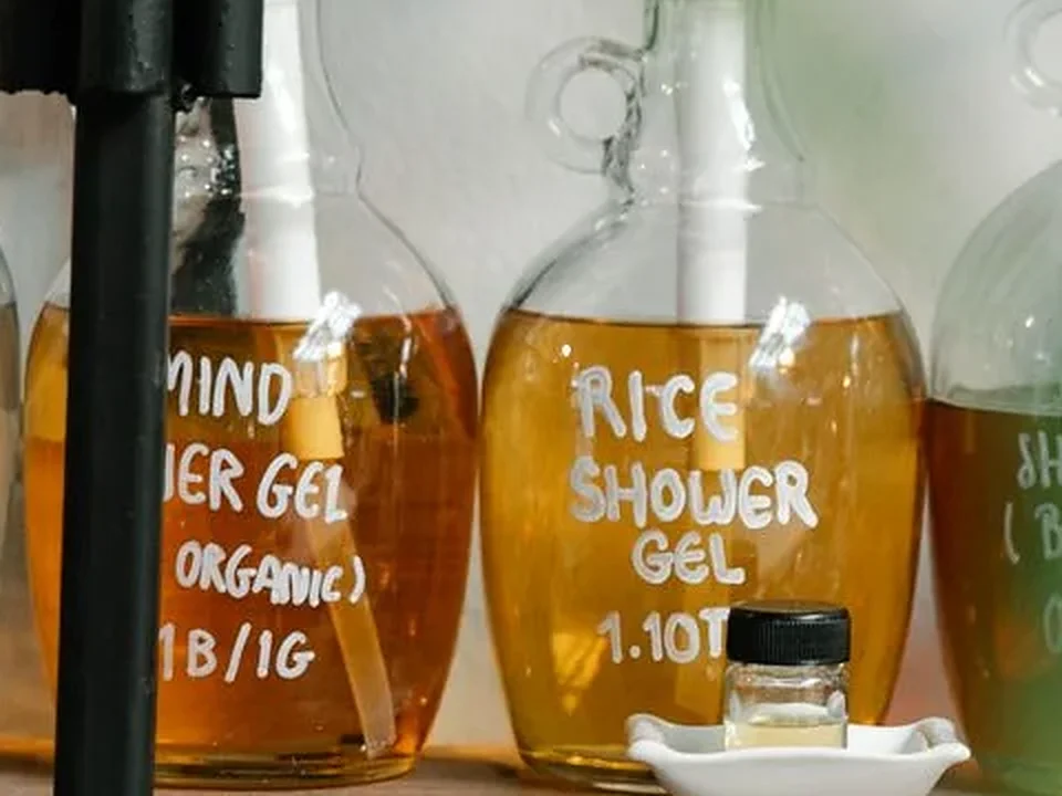 Rayon de produits en vrac : gel douche « (organic) », « Rice shower gel » et un petit pot testeur posé devant